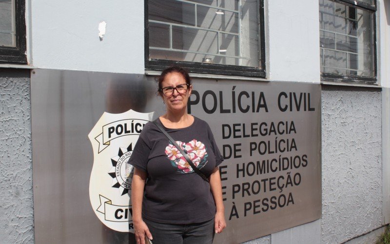 Kátia Oliveira, mãe da Caroline Oliveira, pede que a polícia continua procurando sua filha