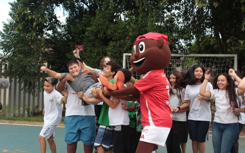 Guilherme Schuma foi levantado pelos colegas de turma após vencer o quiz