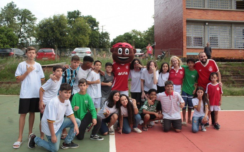 Turma 7º B com o Saci, mascote do Internacional