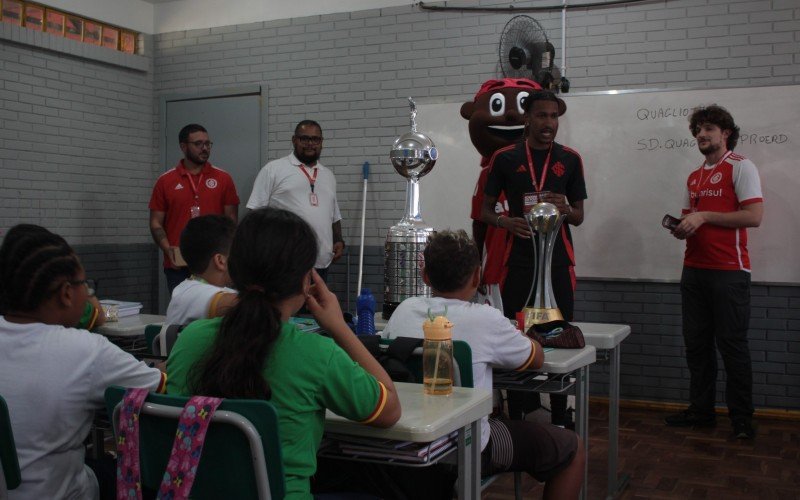 Projeto colorado leva réplicas das taças da Libertadores e do Mundial de Clube para dentro da sala de aula