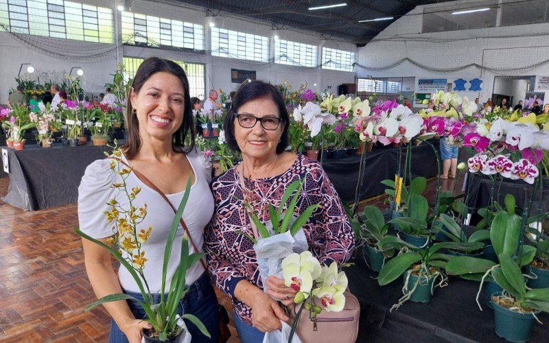 Com mais de mais de 50 plantas em sua casa, a massoterapeuta Janice Dias, comprou orquídeas com a mae, Liane Klein | abc+