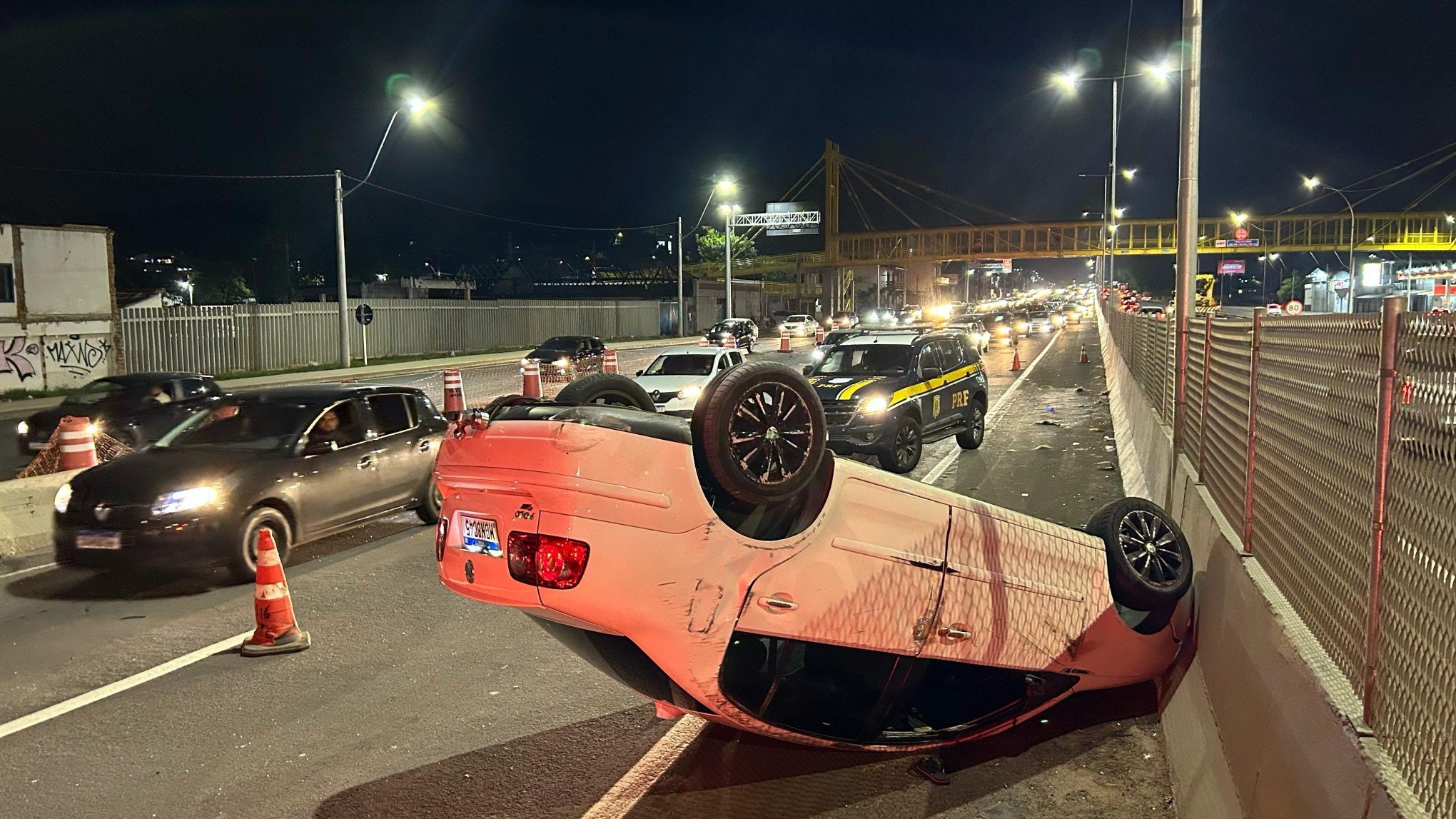 BR-116: Capotamento seguido de colisão traseira provoca congestionamento na rodovia
