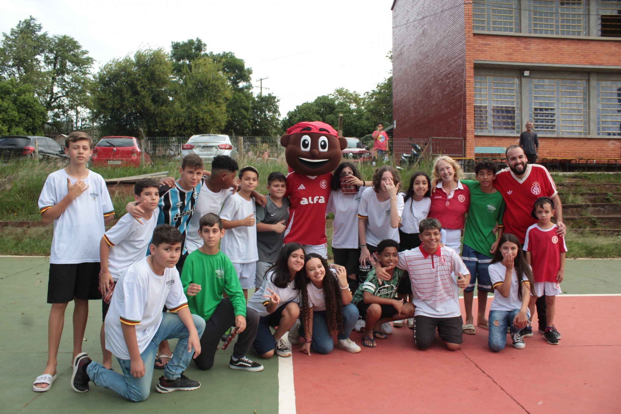 Saci, quiz e réplica de taças: projeto do Internacional visita escola em Canoas