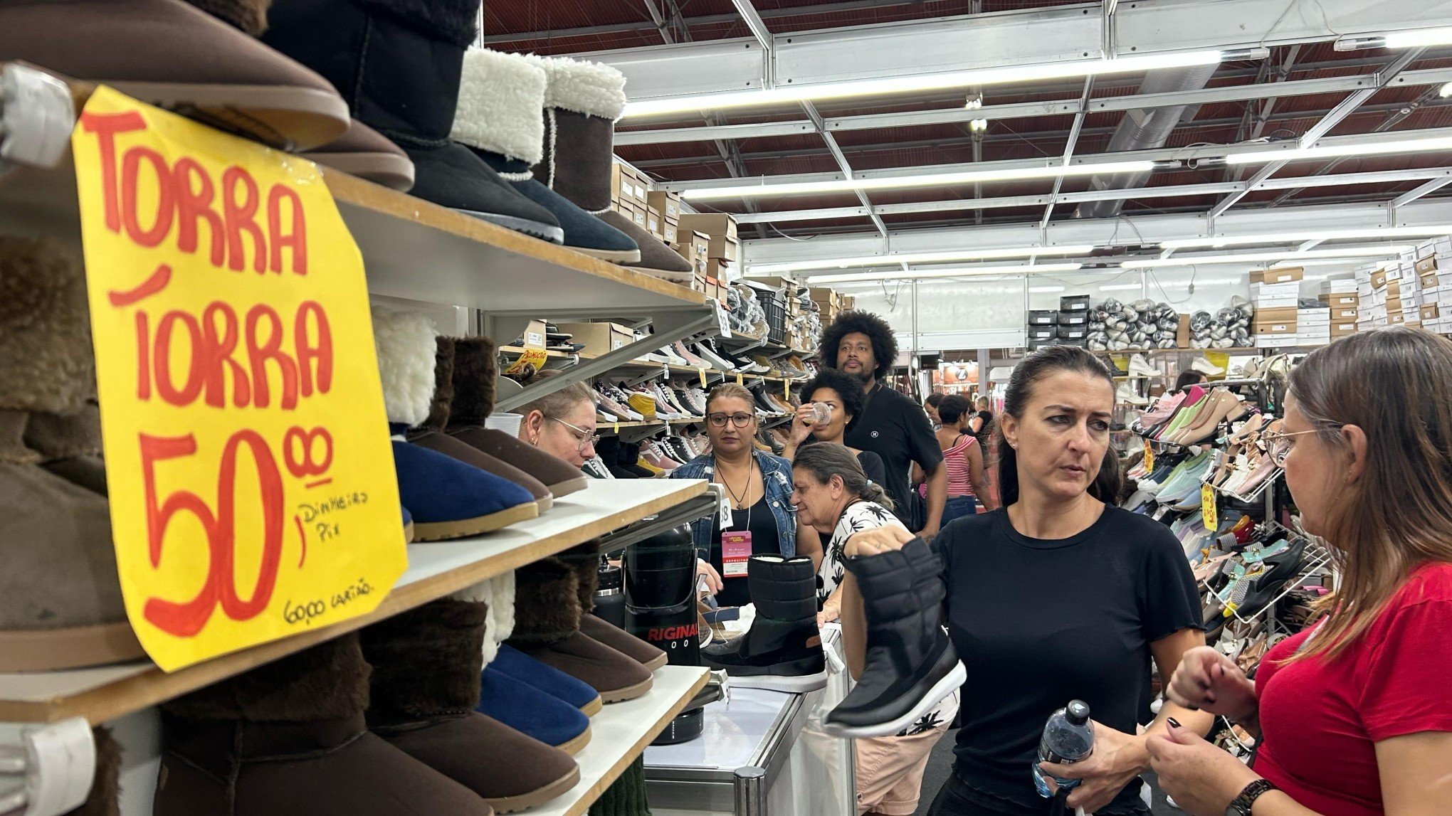 LOUCURA POR SAPATOS: Público em busca de promoções e liquidações marcam último sábado da feira