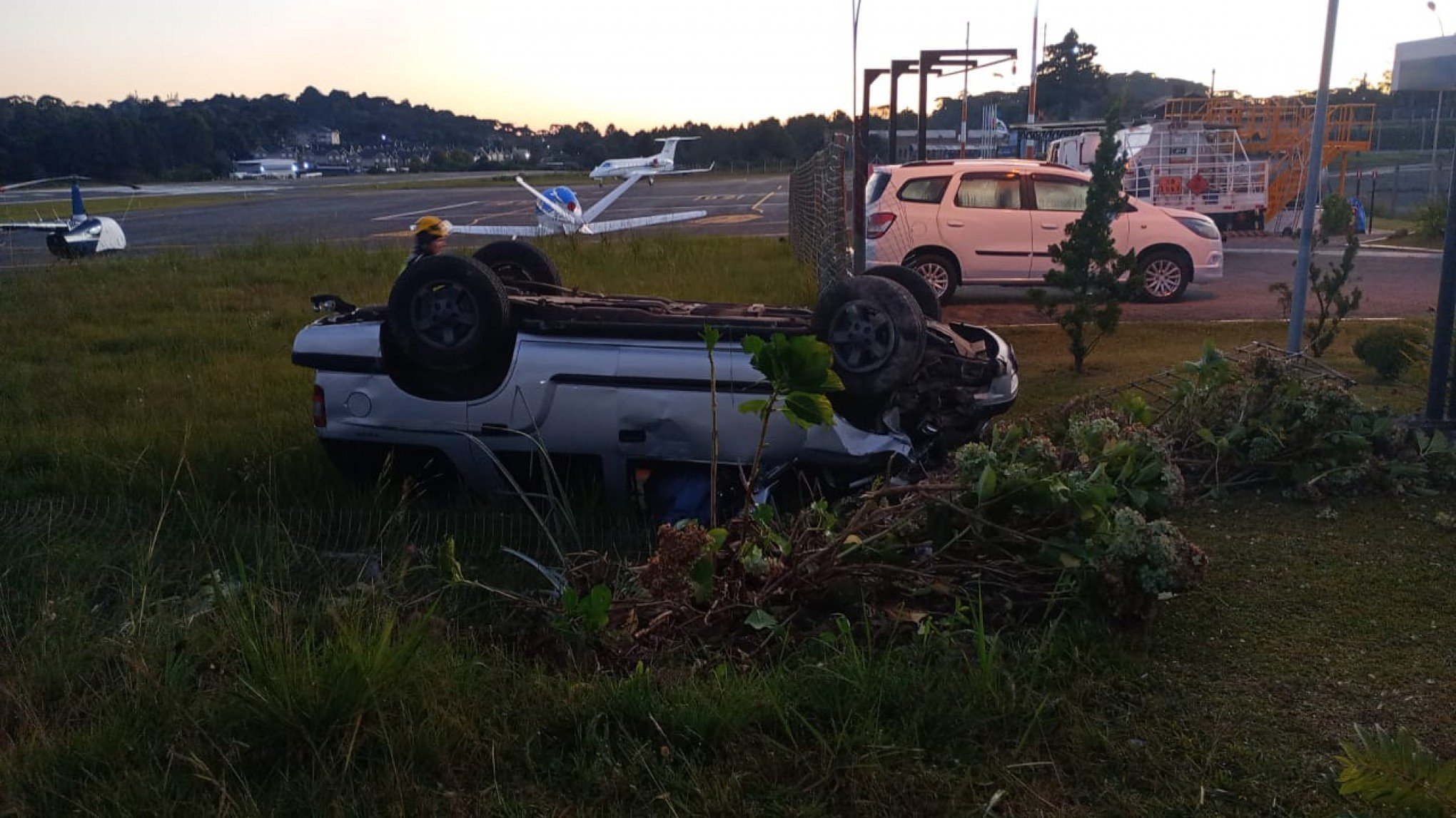 Bebeu, furtou e invadiu o aeroporto: homem é preso após capotar carro neste sábado