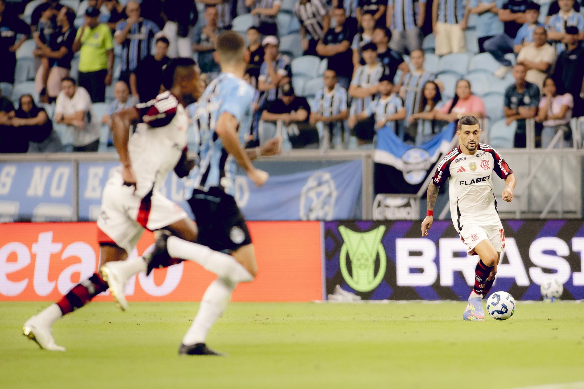 Grêmio perde para o Flamengo e sai de campo vaiado