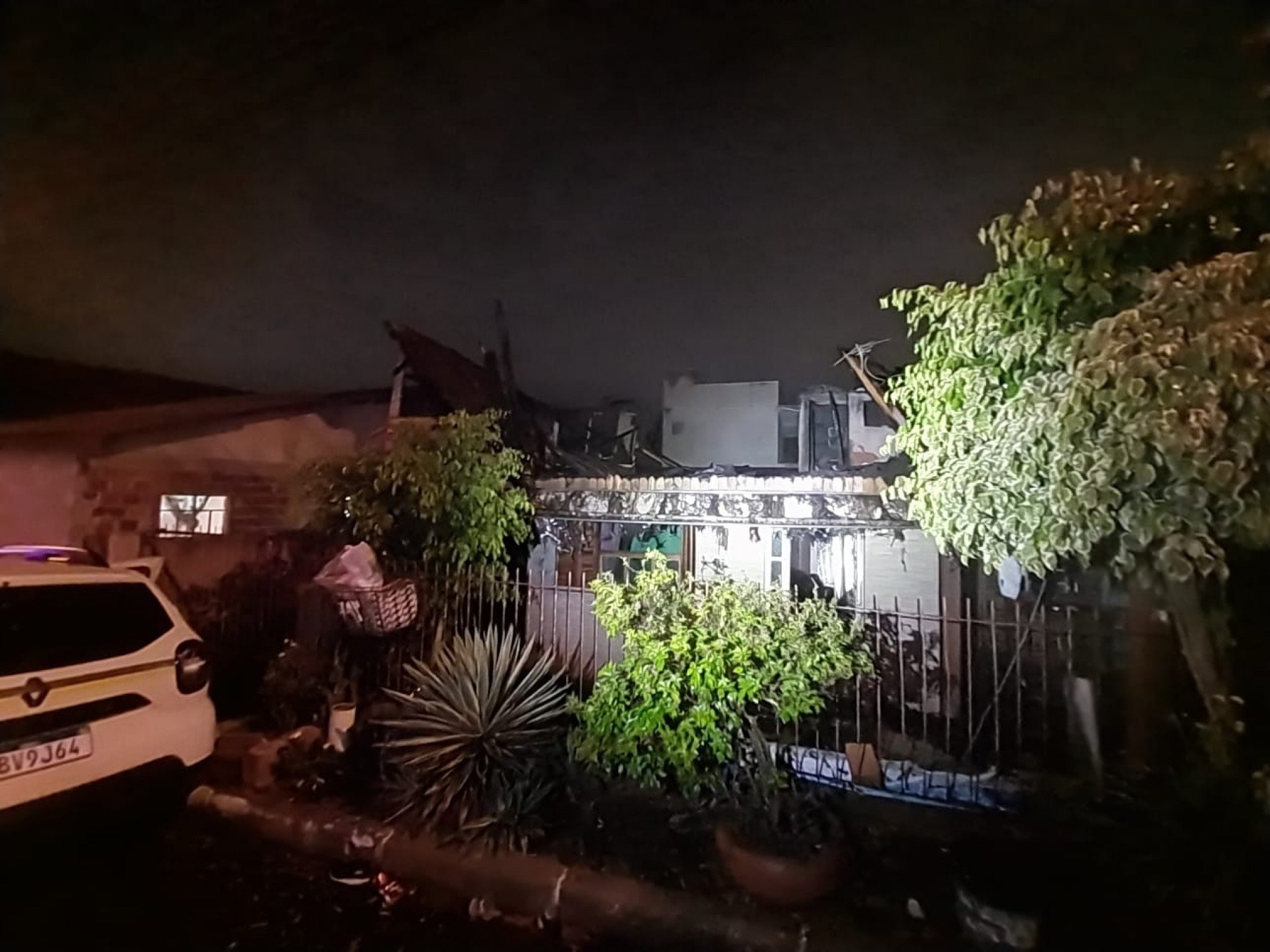 INCÊNDIO: "Ouviram uma explosão", diz irmã de mulher que estava dentro de residência tomada pelas chamas em Novo Hamburgo