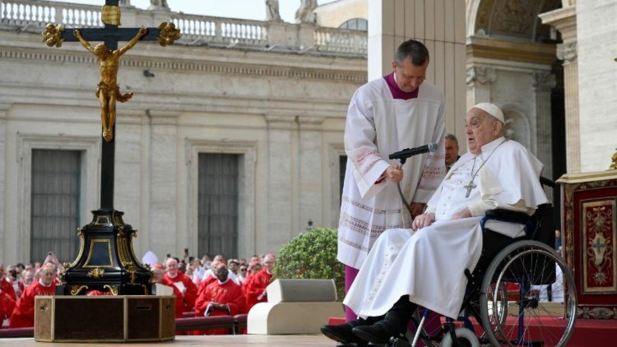 Papa Francisco faz nova aparição e surpreende fiéis; veja como foi