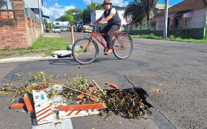 Buraco no bairro São José, em Novo Hamburgo, é motivo de preocupação a moradores | abc+