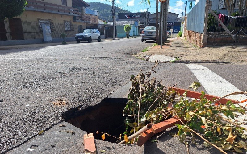 Buraco no bairro São José, em Novo Hamburgo, é motivo de preocupação a moradores | abc+