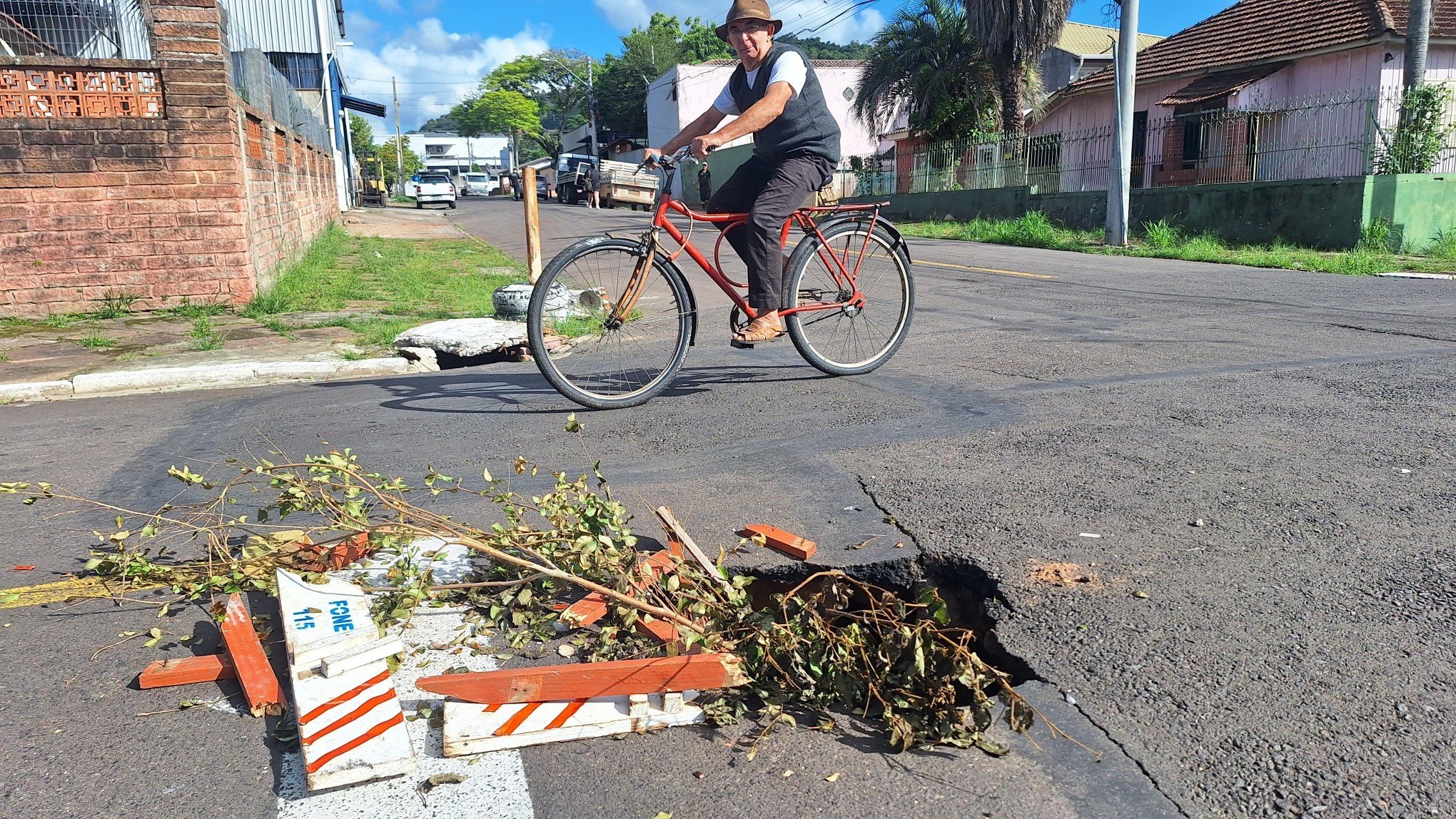 Erosão aberta há três semanas em cruzamento preocupa moradores: "Não adianta colocar cavalete se não vierem consertar"
