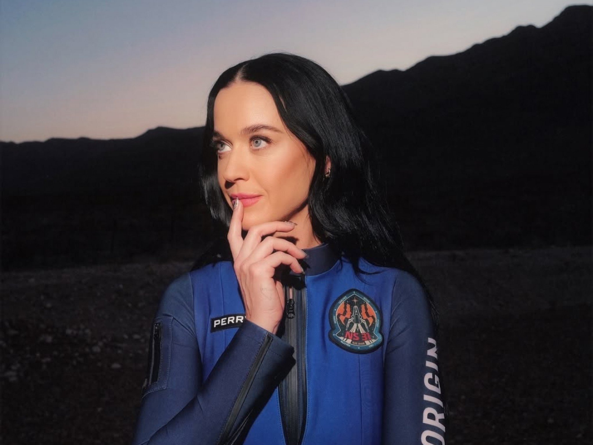 Após cantar no espaço, Katy Perry beija o chão e fala sobre novidade na carreira; veja imagens