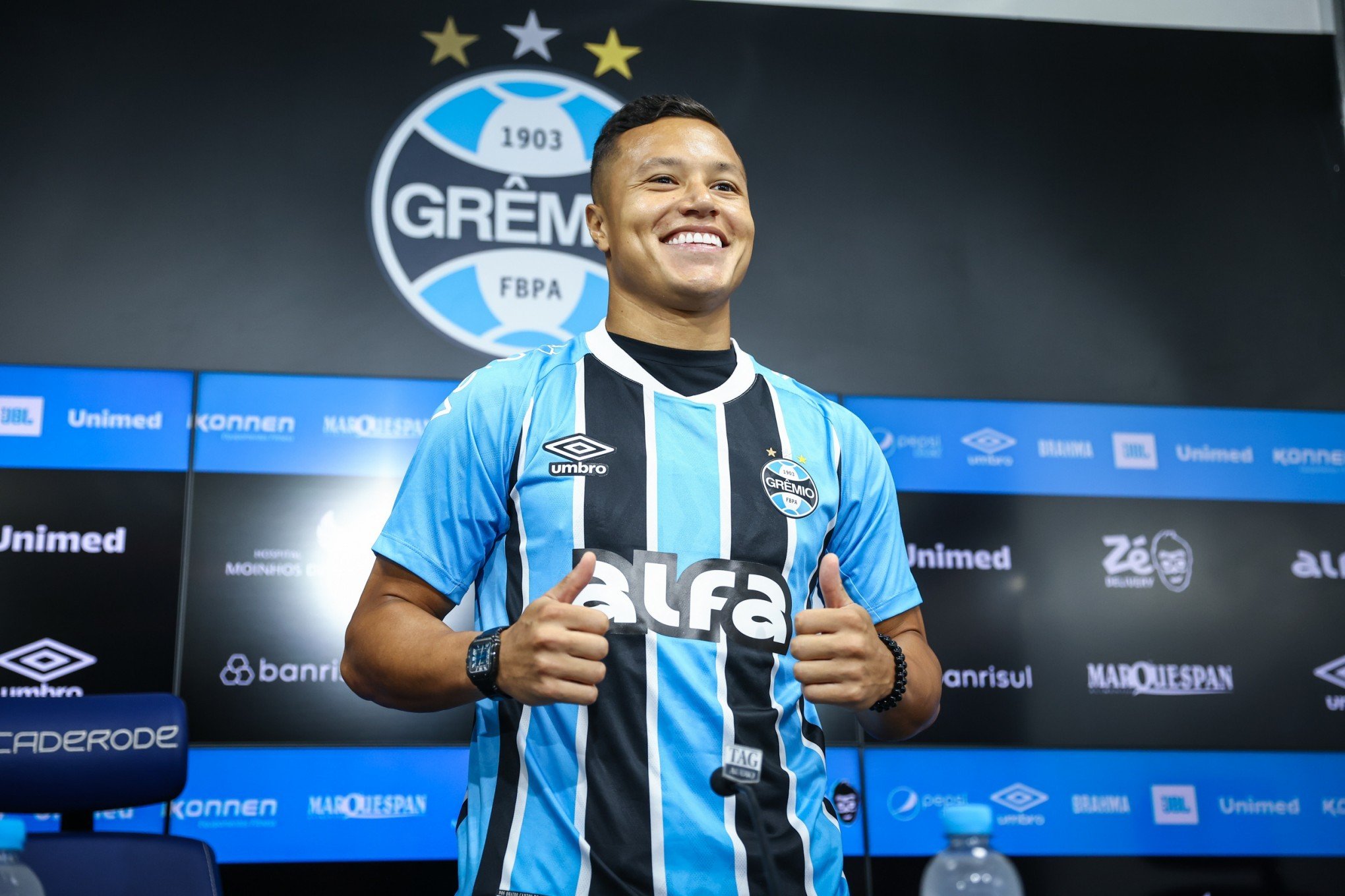 Lateral Marlon é apresentado pelo Grêmio: "Realizando um sonho"