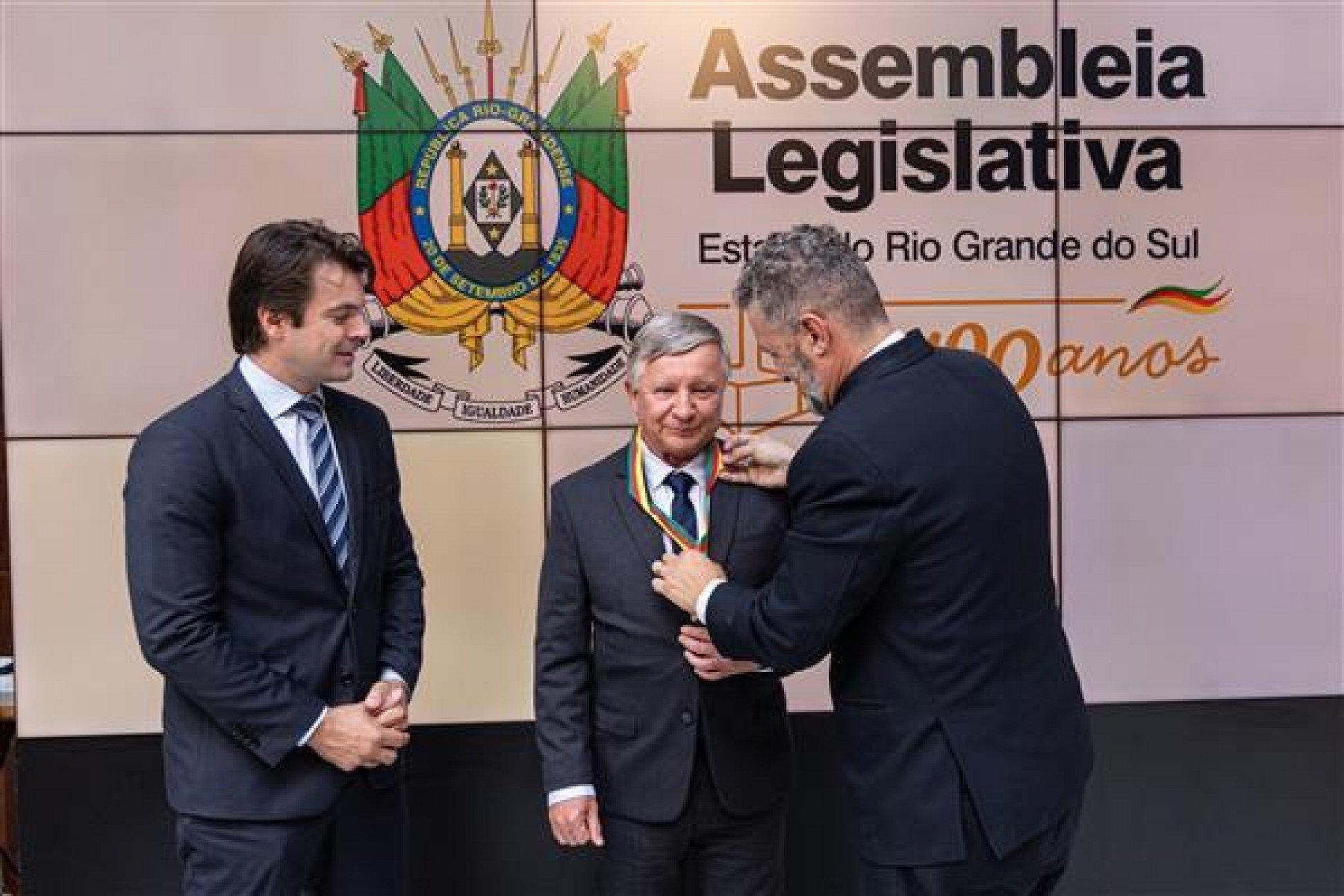 Assembleia concede medalha do Mérito Farroupilha a diretor-presidente do Grupo Herval