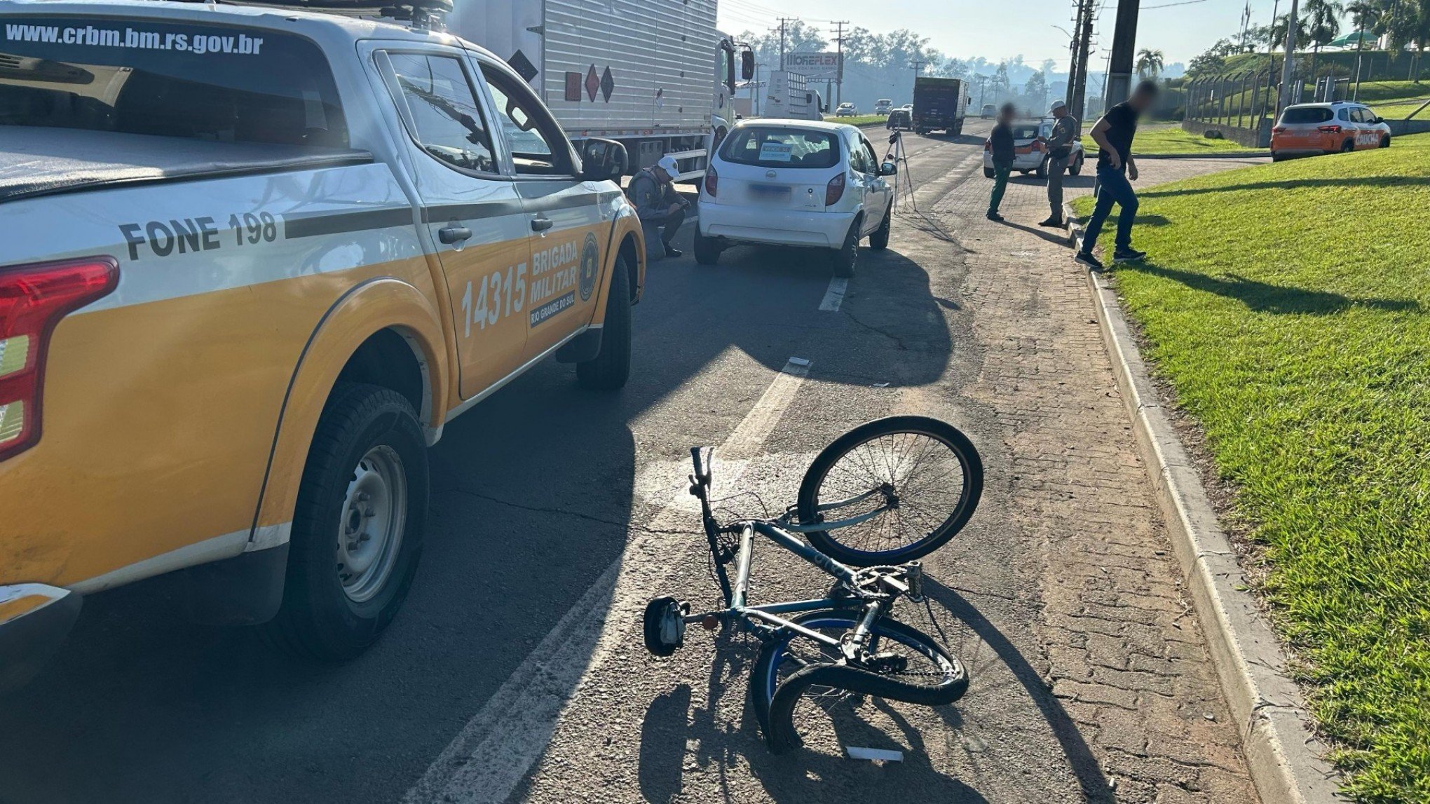 RS-240: Ciclista fica gravemente ferido após ser atingido por carro