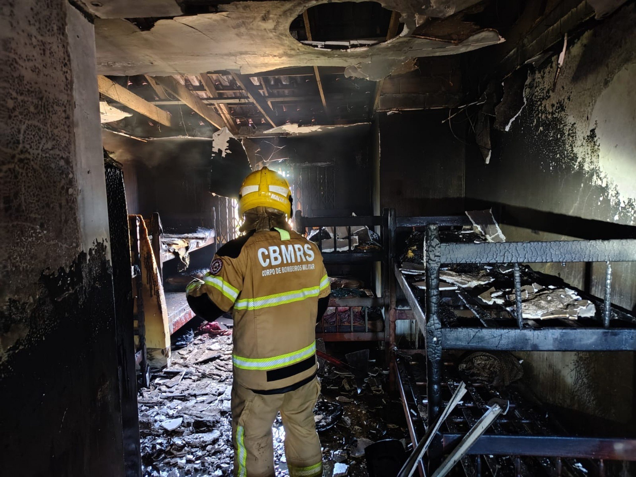 Homem morre durante incêndio em clínica de reabilitação no bairro Mathias Velho