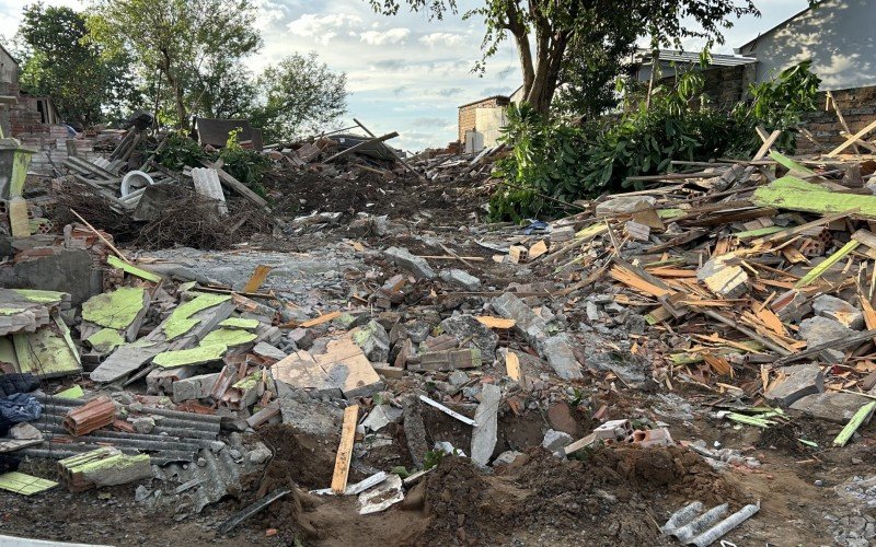 Casa onde idosa Louraci Corrêa morou por quatro décadas foi demolida nesta segunda-feira (14) após a realização da mudança para casa de aluguel