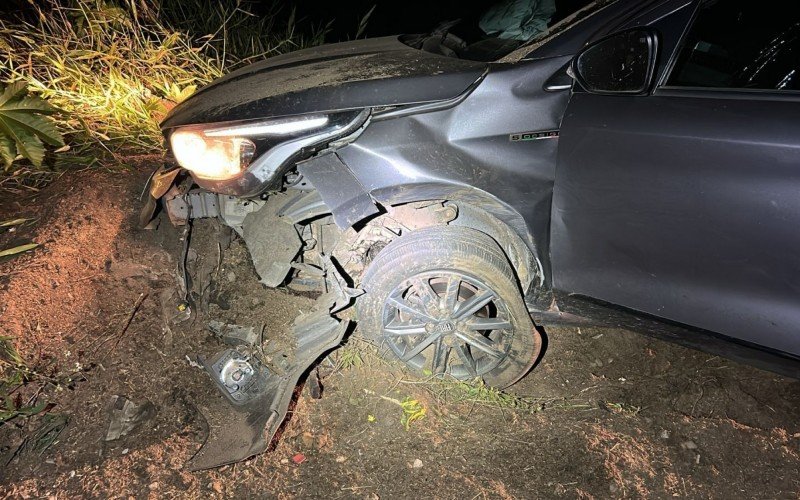 Homem foge da PRF com filho de 2 anos no carro e colide em barranco na BR-448, em Esteio