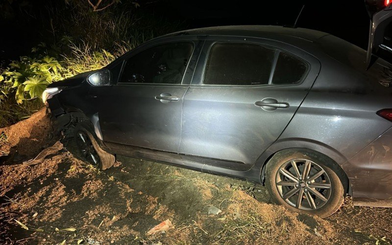 Homem foge da PRF com filho de 2 anos no carro e colide em barranco na BR-448, em Esteio