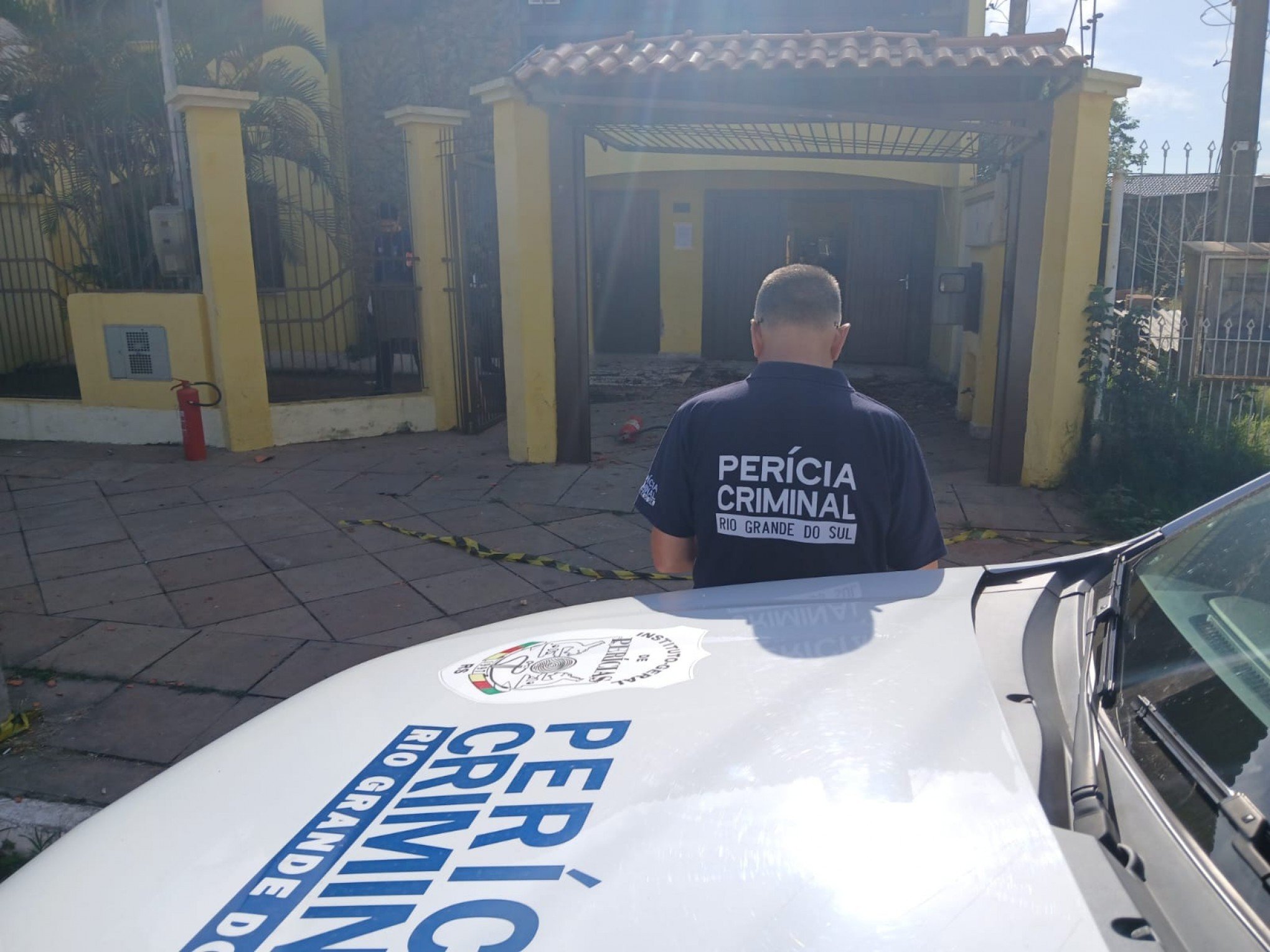 Técnicos do IGP fazem análise em clínica que pegou fogo em Canoas; paciente morreu no incêndio