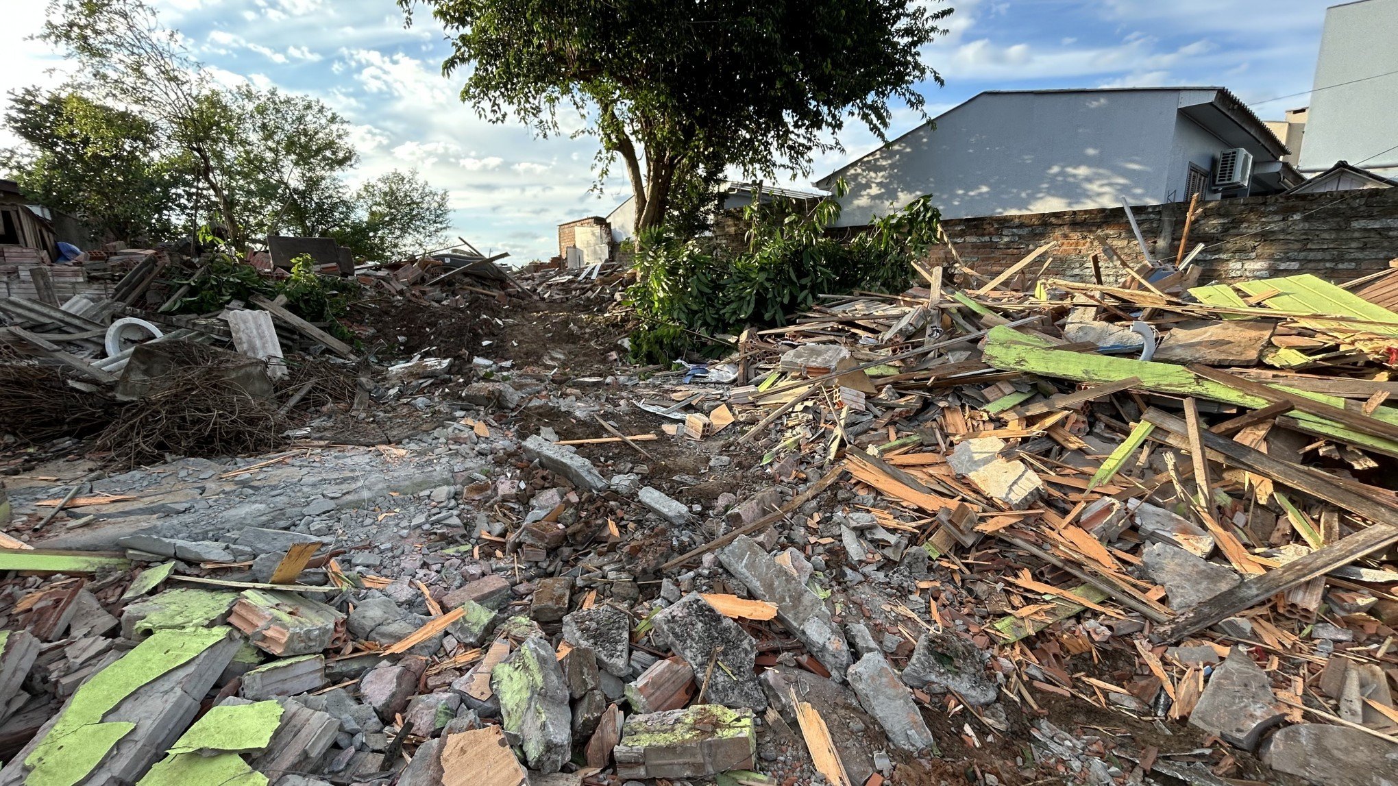Prefeitura inicia demolição de casas para abrir acesso a futuro loteamento no bairro Canudos