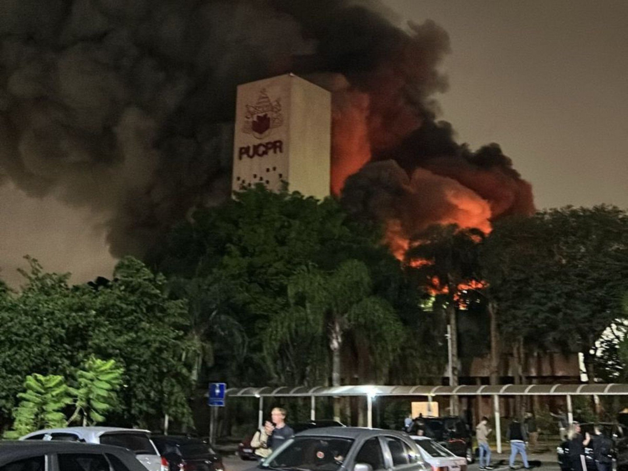 O que se sabe sobre incêndio em teatro da PUC-PR