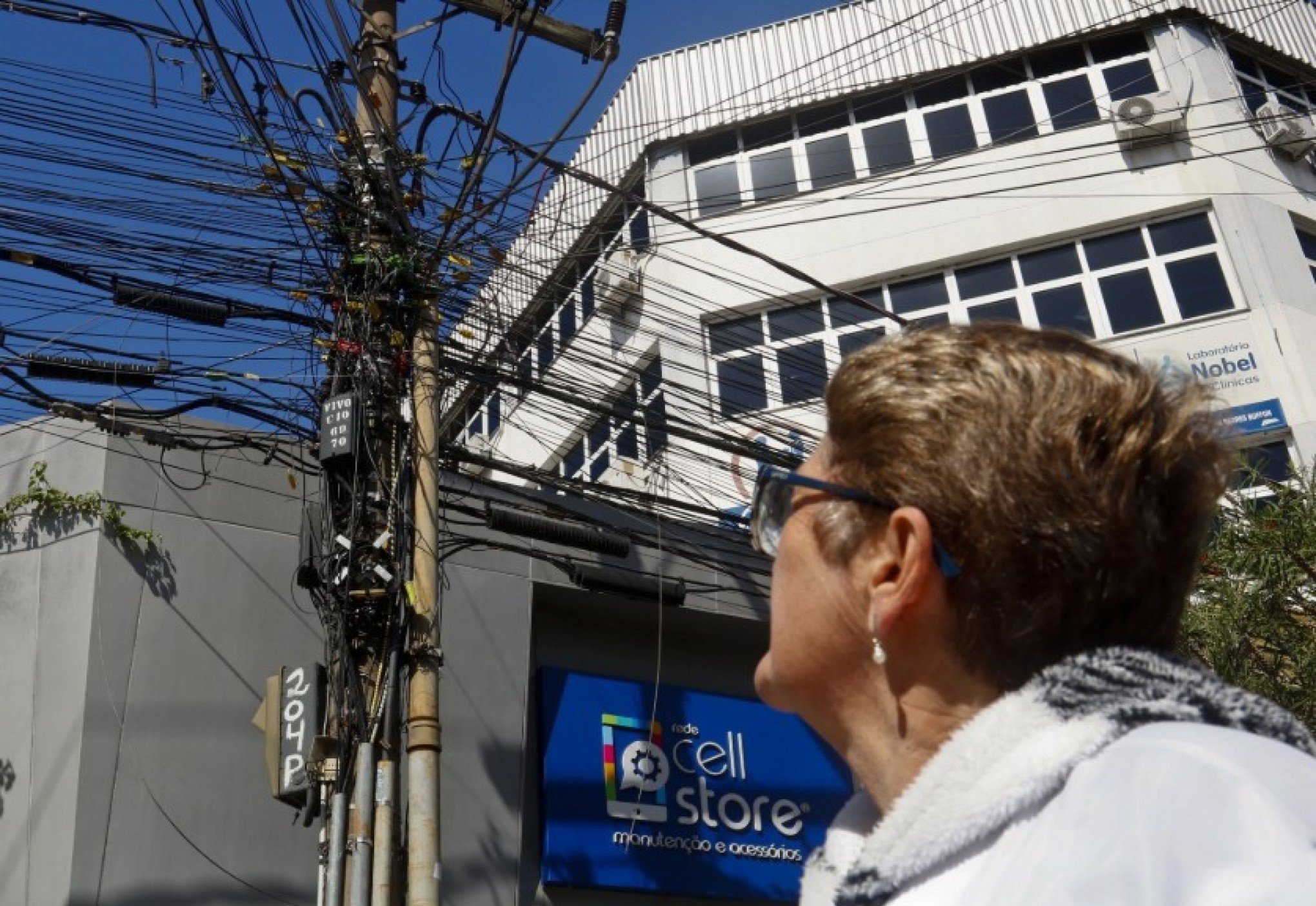 Começa um novo mutirão mirando os emaranhados de fios e cabos nos postes de Canoas