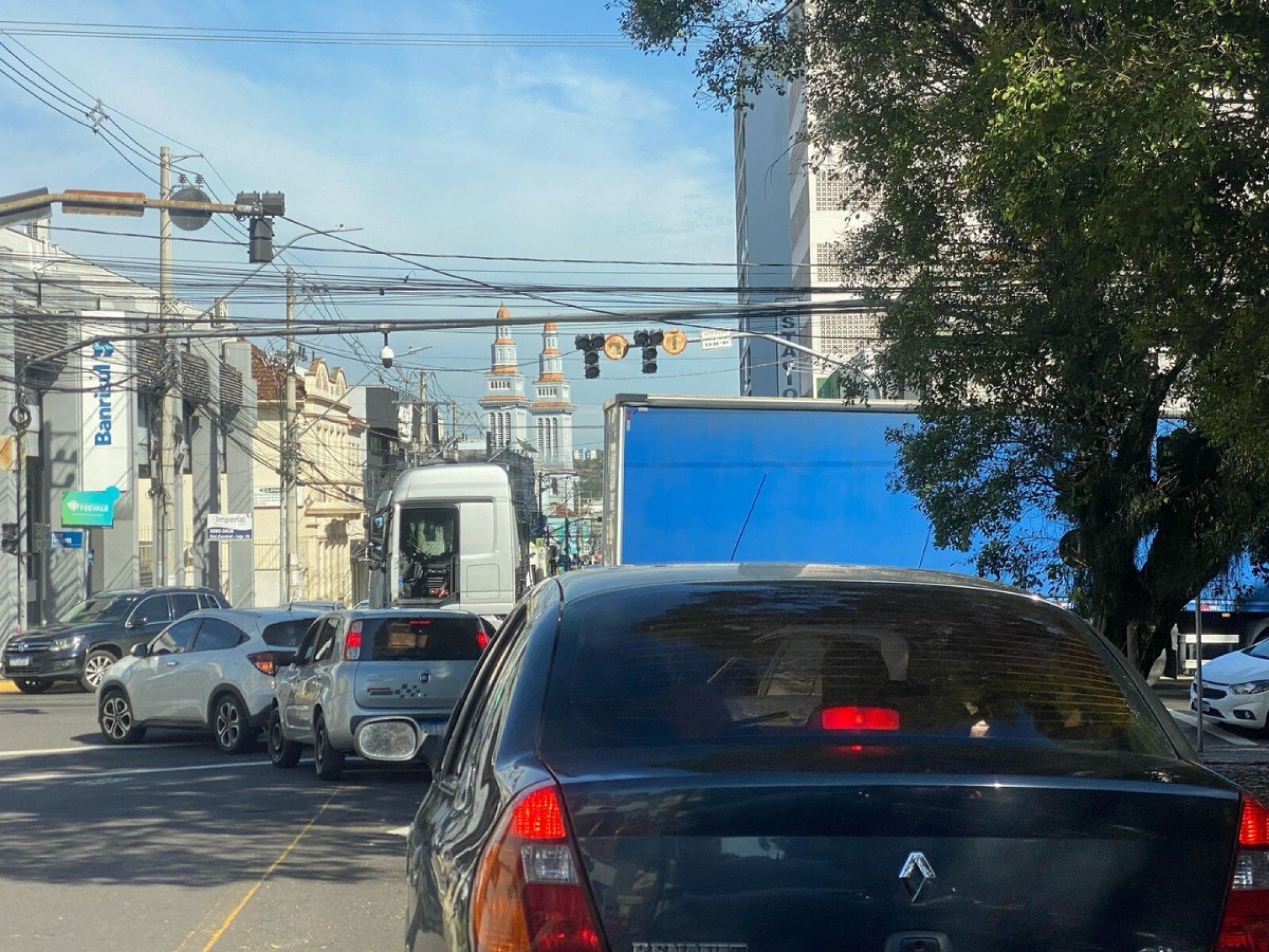 Caminhão arranca fios de luz e causa transtorno em cruzamento no Centro de Novo Hamburgo