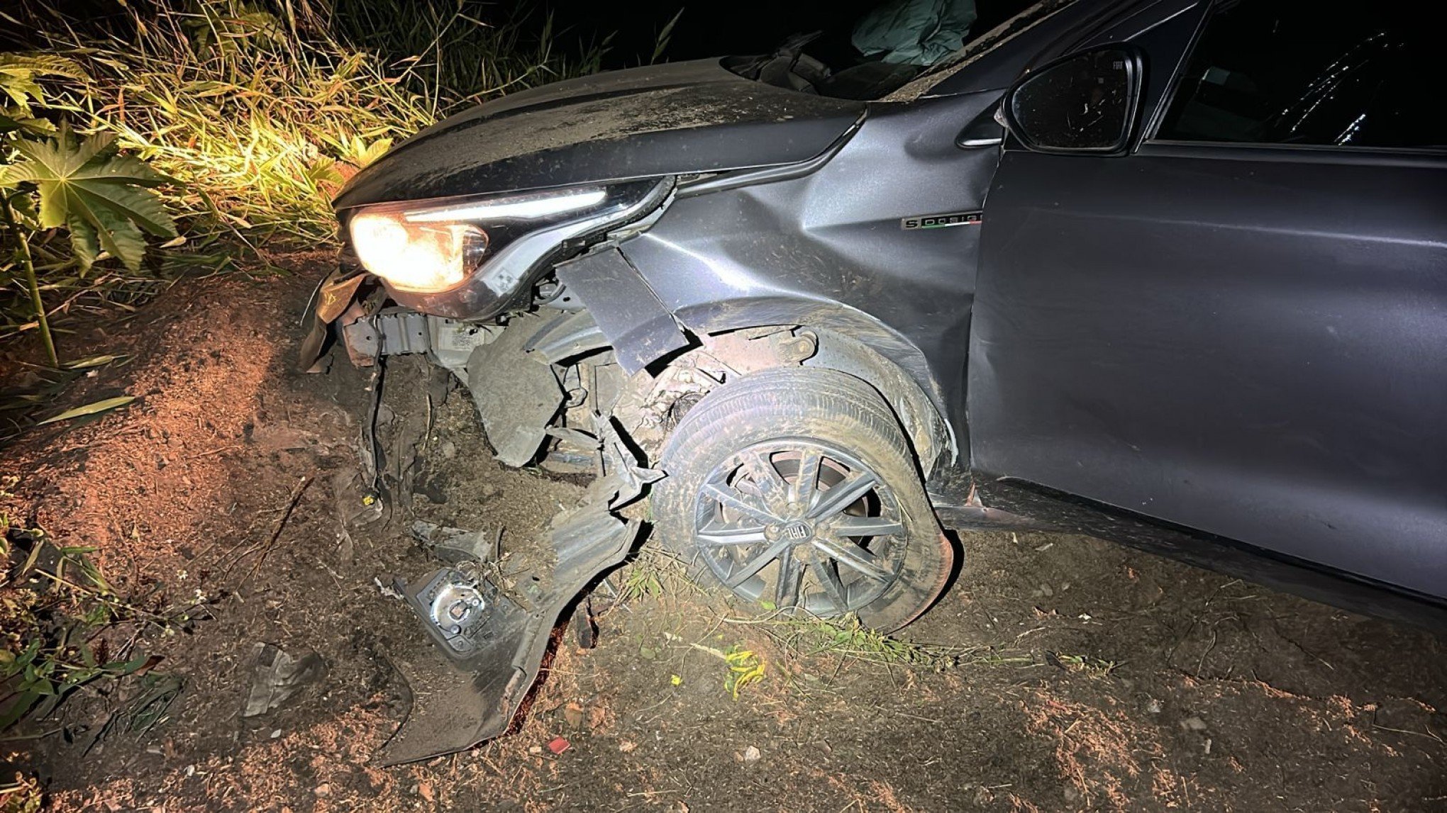 BR-448: Homem foge da PRF com filho de 2 anos no carro e colide em barranco no Vale do Sinos
