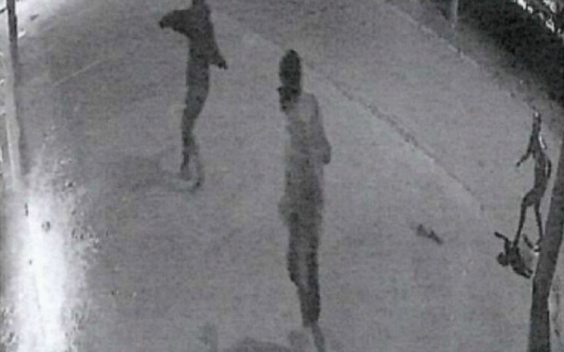 Criminosos arremessaram pedras contra a fachada da revenda e contra veículos que estavam à venda | abc+