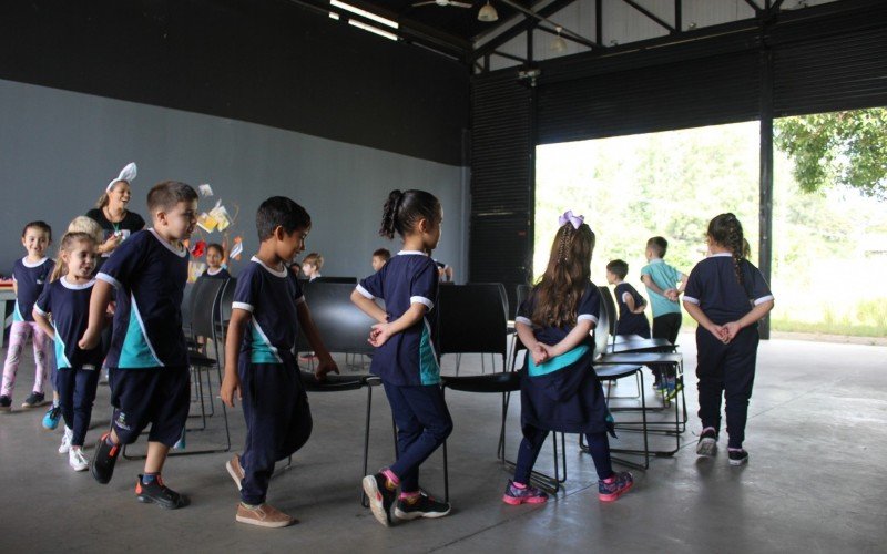 Crianças do Jardim 2 se divertiram na dança das cadeiras