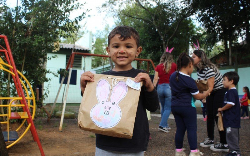 Thomas Medeiros Fagundes seguiu as pistas e foi o primeiro a achar os seus chocolates