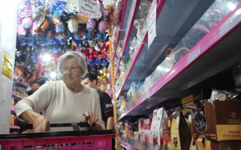 A aposentada Clotilde Campeol garantiu chocolate, nesta quarta-feira (16), para a Páscoa dos netos e bisnetos