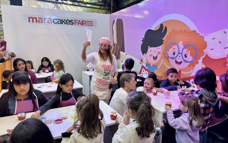 Marga ministra oficinas para as crianças durante o evento
