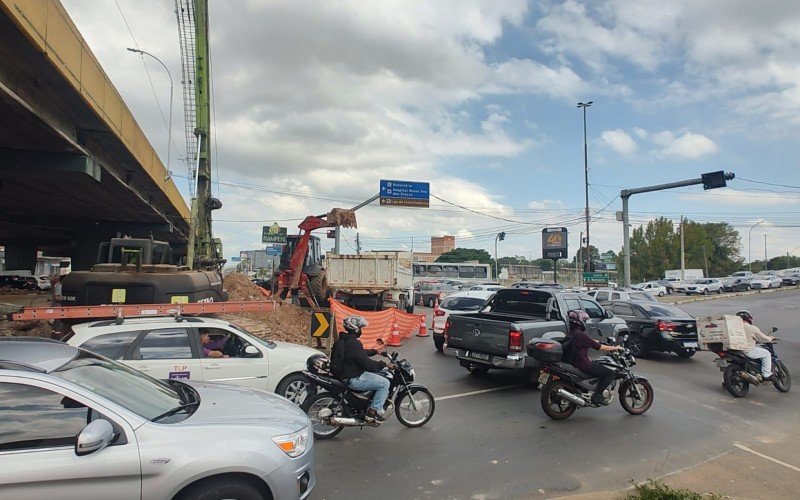 Obras ocorrem para alargamento do viaduto