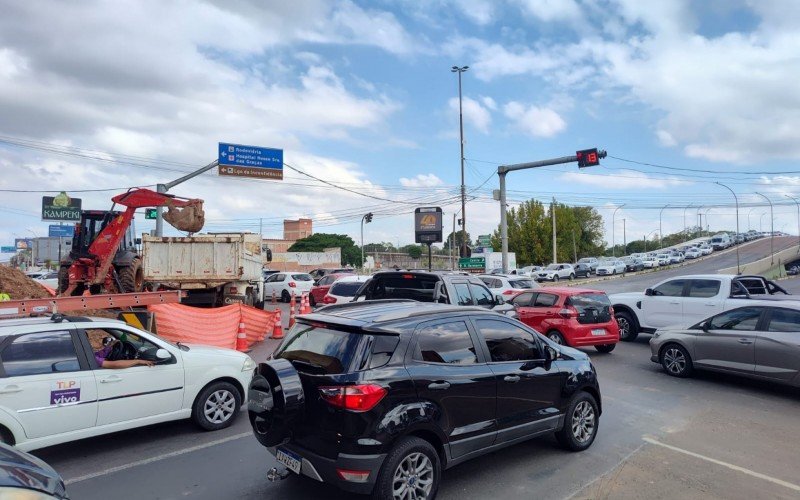 Congestionamento na região do viaduto da Metrovel