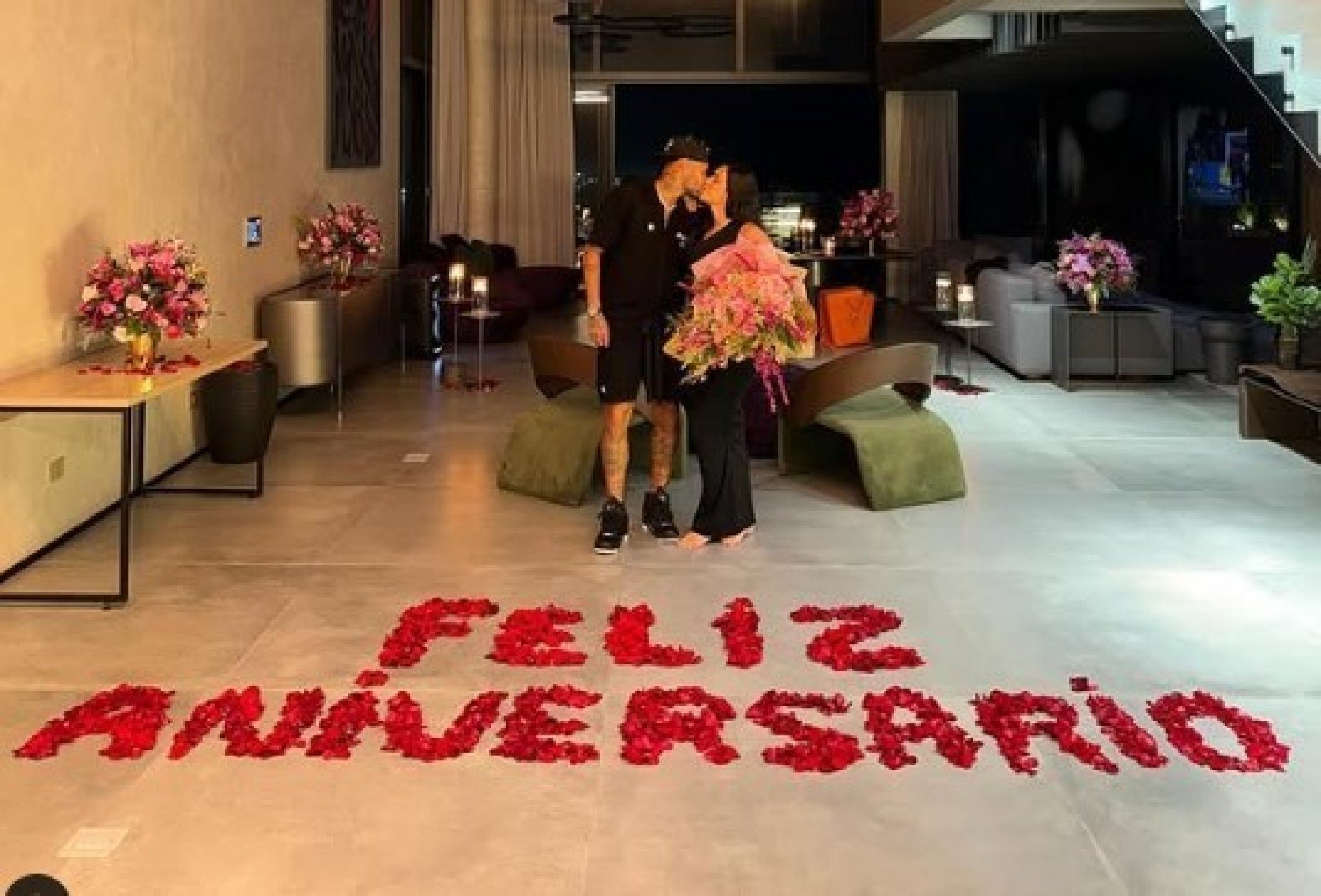 Neymar faz surpresa em aniversário de Bruna Biancardi