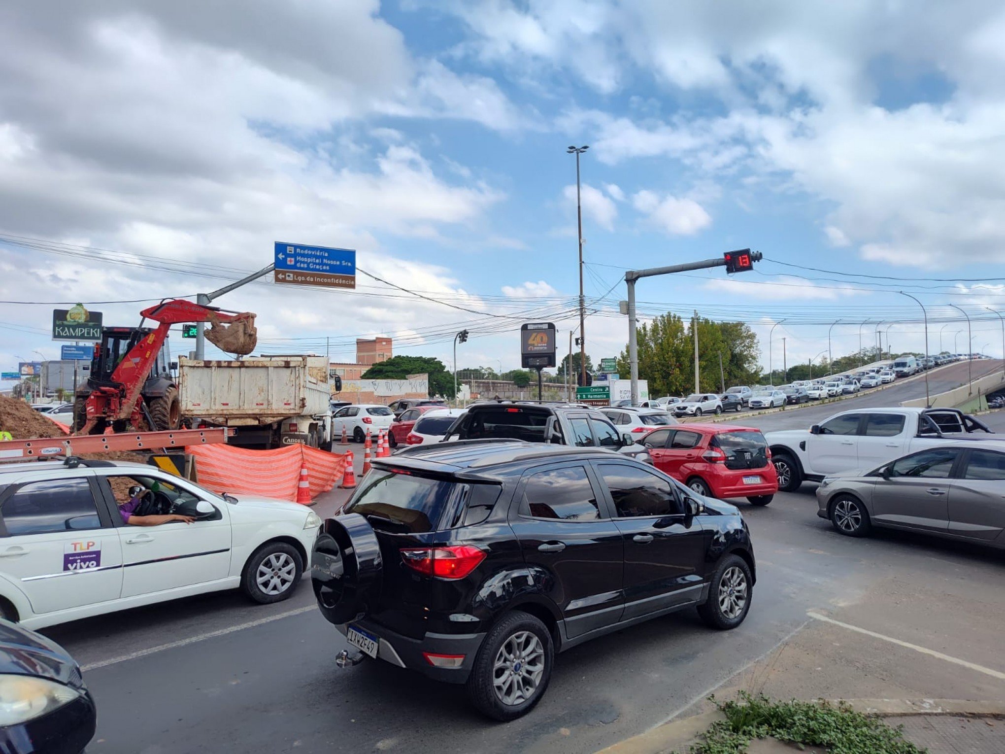 Quarta-feira de congestionamento na região do viaduto da Metrovel