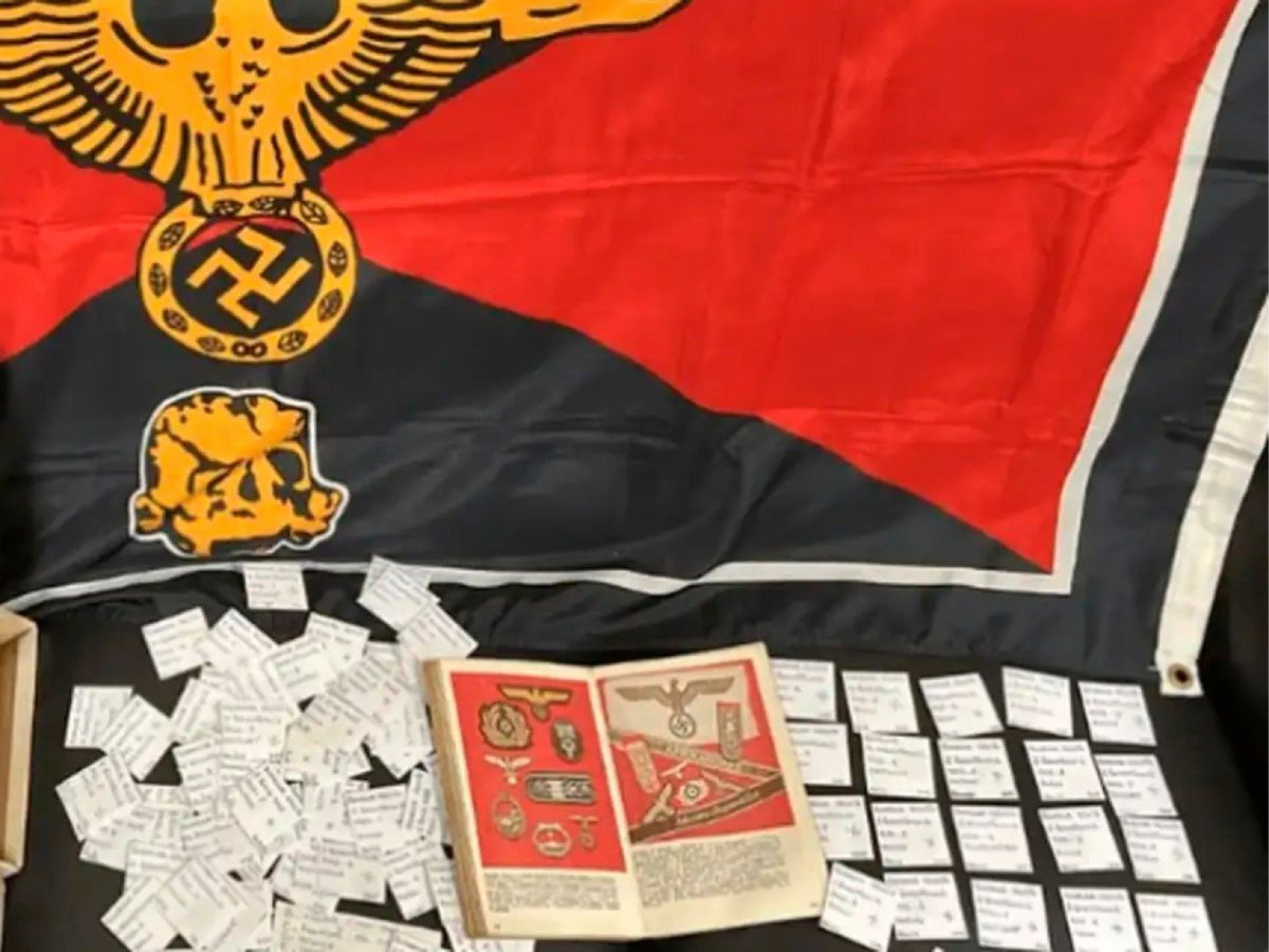 "Vovô nazista": Homem de 70 anos comercializa símbolos nazistas e acaba alvo da PF