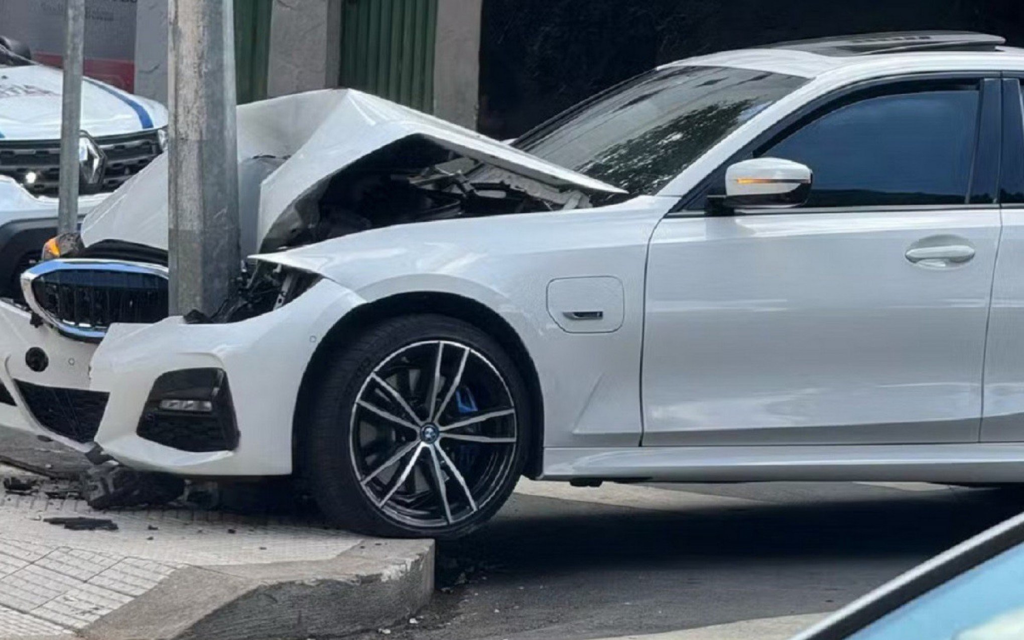 Adolescente bate BMW do pai em poste e abandona o carro
