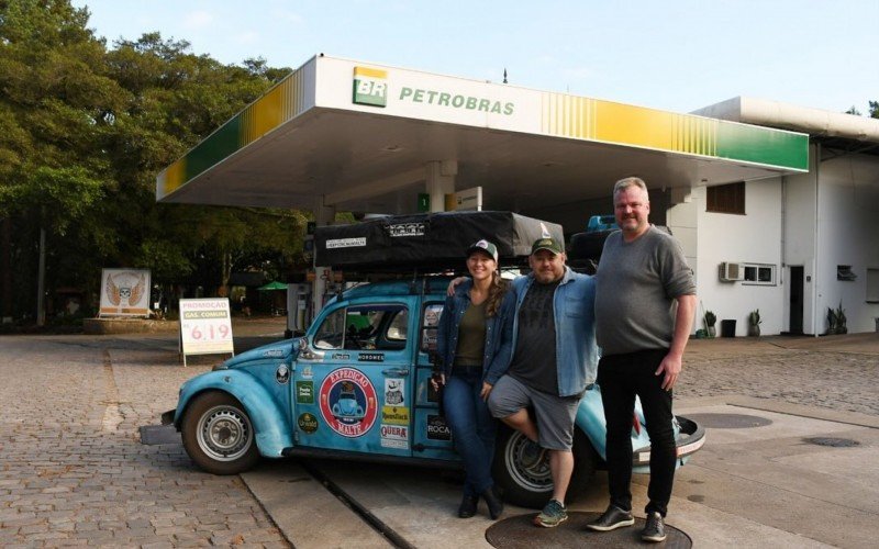 Castelhano (ao centro) com a namorada Joice e o prefeito de Picada Café, Daniel Ruckert, na despedida | abc+