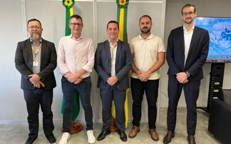 Prefeito, secretário de Planejamento e Meio Ambiente e procurador Jurídico de Igrejinha em reunião com a Secretaria de Habitação e Regularização Fundiária do Estado | abc+