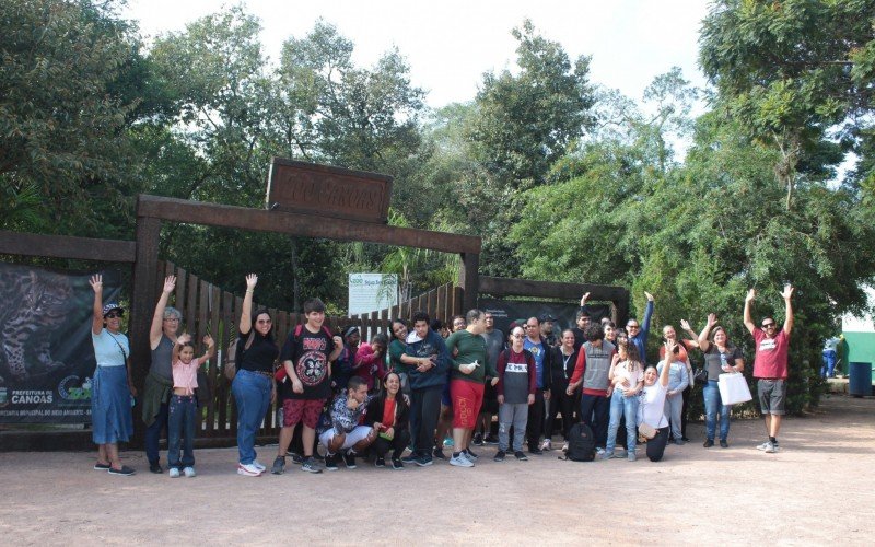 Estudantes, famílias e professoras aproveitam a visita guiada