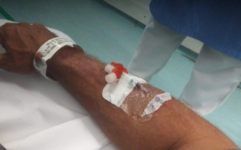 Trabalhador voltou a hospital devido a complicação surgida no pós operatório com o dedo decepado