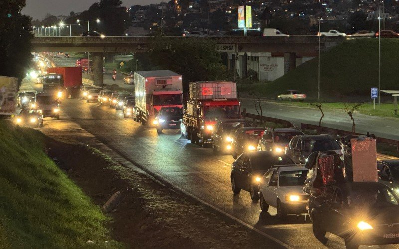BR-116: Trânsito e direção à Serra é intenso na saída para o feriadão 