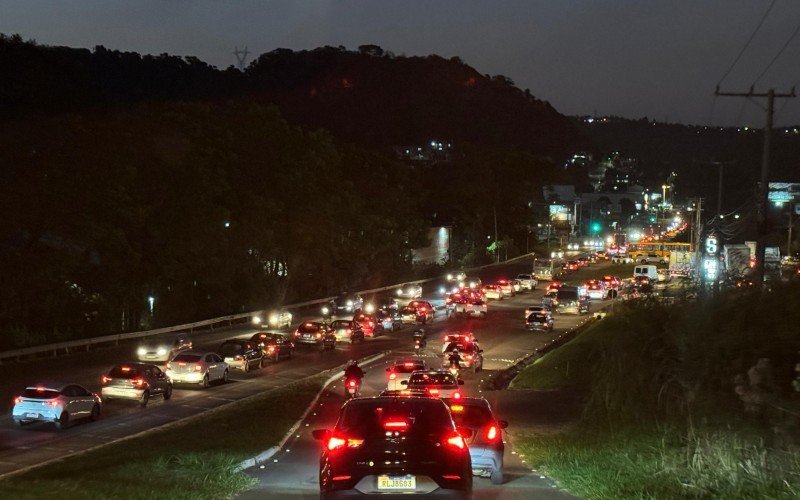 BR-116: Trânsito e direção à Serra é intenso na saída para o feriadão 