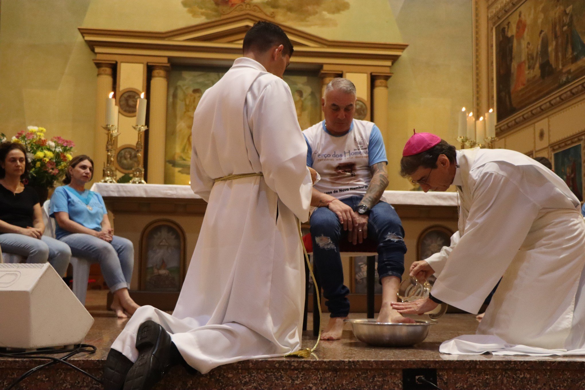 "Precisamos pensar no modo de viver que Jesus ensinou", diz bispo de Novo Hamburgo durante lava-pés