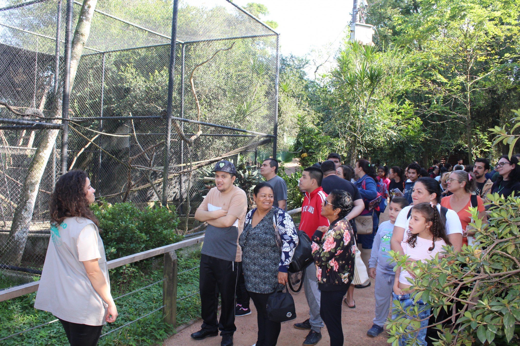 Alunos atípicos fazem visita guiada no Minizoo de Canoas