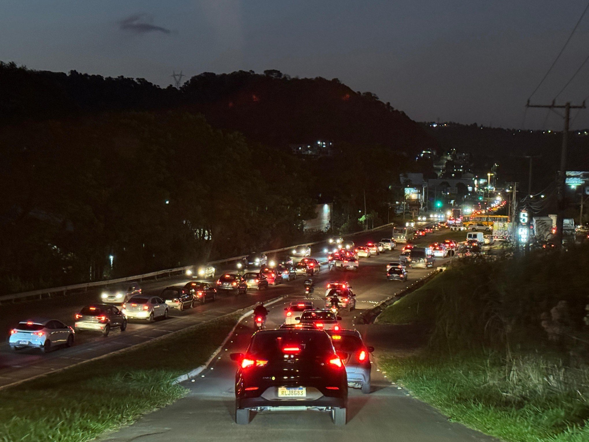 BR-116: Trânsito em direção à Serra é intenso na saída para o feriadão; veja vídeo