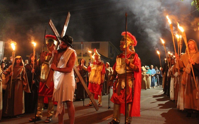 Evento da Paixão de Cristo contou com a participação de centenas de fiéis | abc+